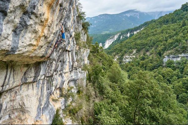 Vers un nouveau modèle de gestion des falaises initié par la FFCAM dans la Drôme